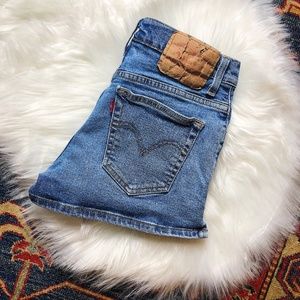 LEVI VINTAGE HIGHWAISTED SHORTS